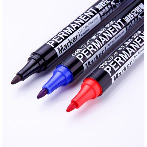 Permanent Mark st med sort rd og bl.